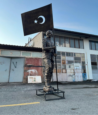 Bayraklı Asker Heykeli