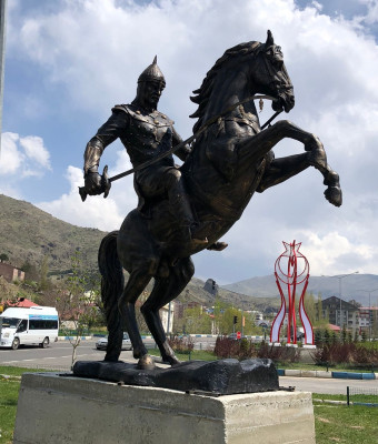 Sultan Alparslan Heykeli